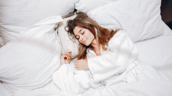 Hindari Rambut Basah Ketika Hendak Tidur, Berbahaya